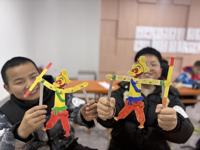 近日，在成都市青羊区少城街道文翁社区的托管班上，孩子们展示制作的简易皮影手工。