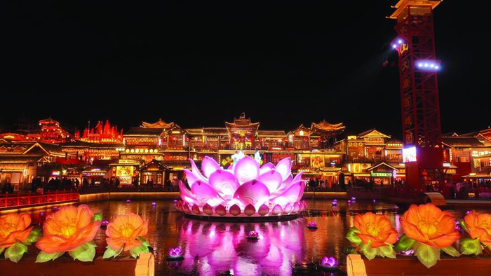 　　图为水中荷花舞台装置。