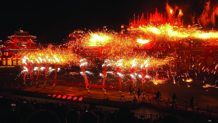 　　图为“打铁花”表演。