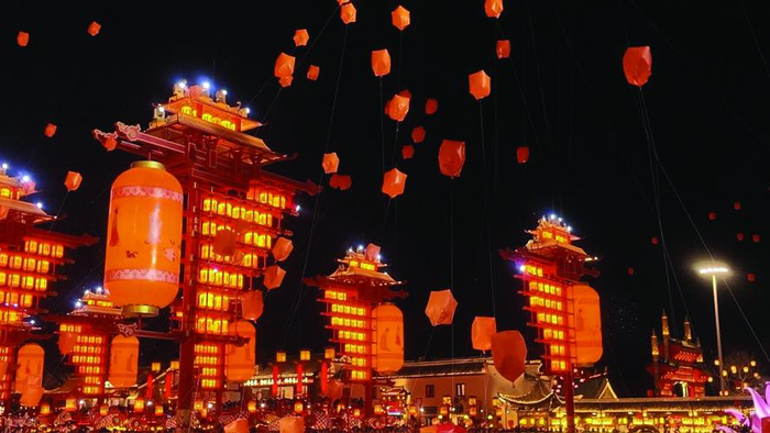 　　图为游客们在燃灯仪式上放飞孔明灯。