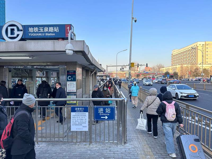 2月24日，早高峰时段，乘客在玉泉路站C1口排队进站。新京报记者 王贵彬 摄