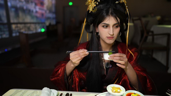 2月12日，一名外国游客在上海外滩一家餐厅品尝中国美食。新华社记者 李海伟 摄