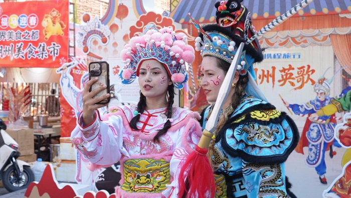 2月13日，外国游客在广东潮州体验英歌舞。（受访者供图）