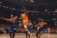 小黑庆祝有点早！哈登反击突然降速上篮 布伦森一路追击切球出界