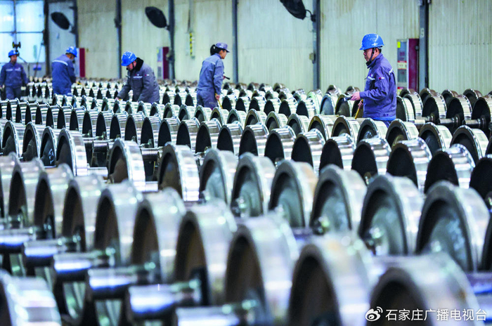 2月24日，在位于石家庄市栾城区的中车石家庄公司转向架车间，工人在对转向架进行检查。记者 张晓峰 摄