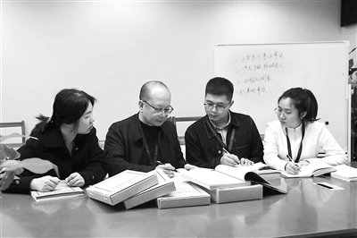 图为广西壮族自治区桂林市纪委监委工作人员围绕案情进行研讨。朱东华 摄