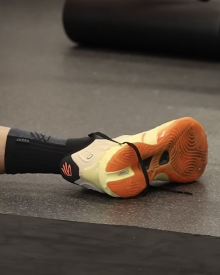 库里穿安踏球鞋