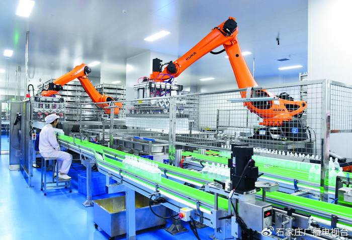 2月24日，石家庄四药集团数智化输液药品生产线开足马力加紧生产。首席记者 张 震 摄