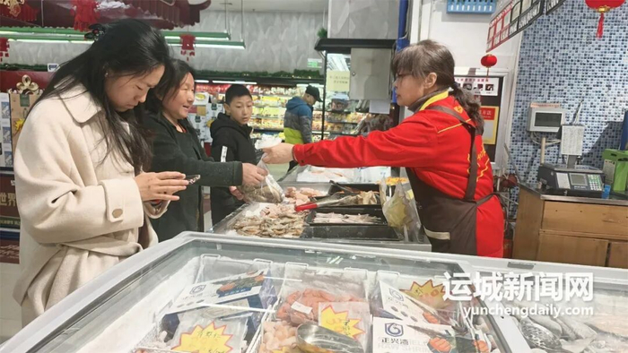 　　▲正月初一，顾客在超市购买新鲜水产品。
