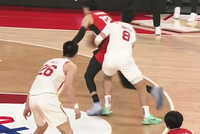 赵睿掏球领到个人本场第四次犯规&amp;被赵继伟替换下场