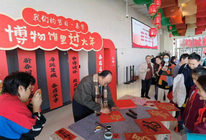 人们在上海市奉贤区博物馆参加新春活动。新华社记者 陈爱平 摄