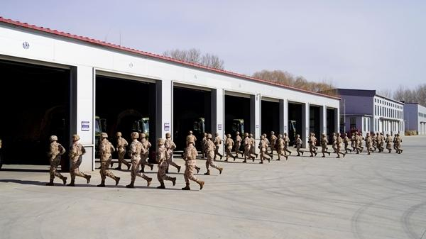　　火箭军某旅春节期间拉响战斗警报，组织战备抽点和应急演练。张继炜/摄