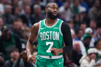 杰伦·布朗：我们出了很多空位但没投进 进攻不顺影响了防守