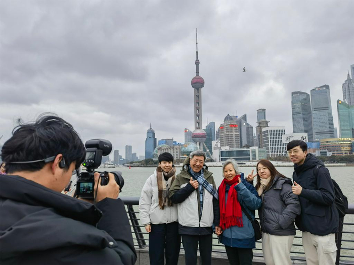 2月16日，游客在上海外滩合影。新华社记者 陈爱平 摄