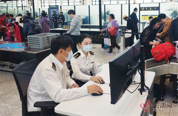 海关关员在磨憨铁路口岸对出境旅客行李物品进行现场监管