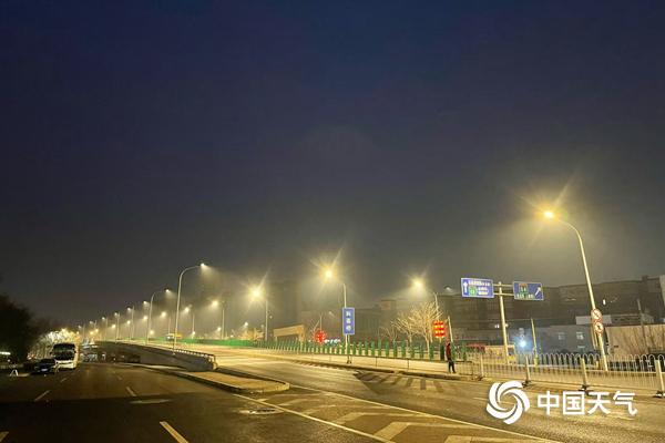 　　今晨，北京天空阴沉，能见度不佳。（图/中国天气网 王晓）