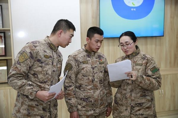 　　2024年1月，黑龙江漠河，陈珺娴（右一）与部队官兵研讨试验方案。朱曾志/摄