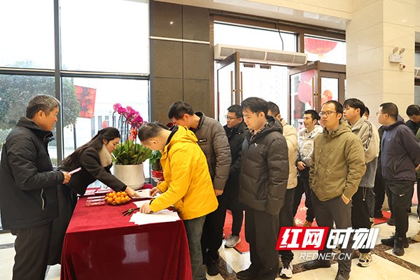 麒麟信安为员工发放开门红包。