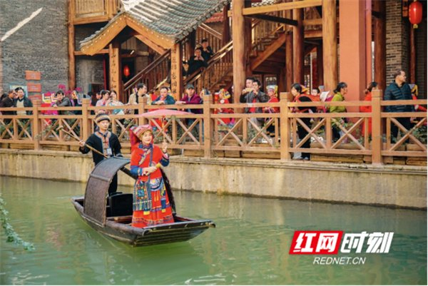 江华水口爱情小镇瑶族民俗表演活动。