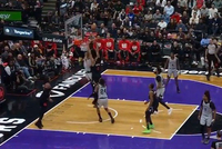 恐怖！文班侧身观察防守突然起跳 单臂大帽巴恩斯势在必得的扣篮