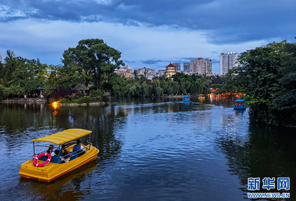 傍晚的翠湖 图源：新华网 范芳钰 摄