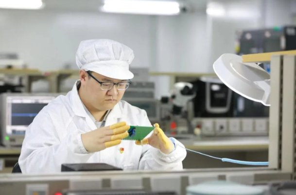 工作中的张雯集