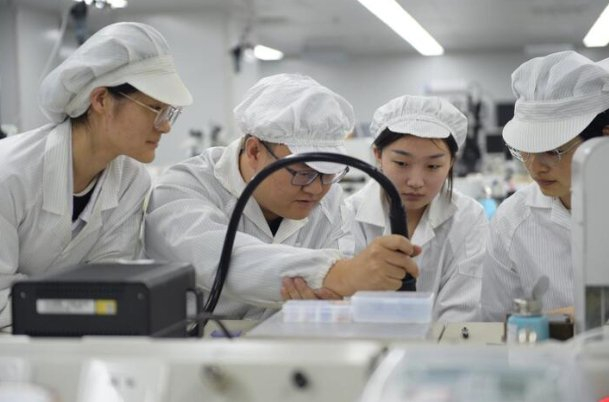 张雯集在指导新人