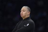 会关注西部排名和季后赛形势？卢：会 但我们此刻不能太分心