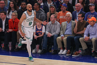 调整能力极强！德里克·怀特半场9中6砍下18分4板2助2帽 首节0分