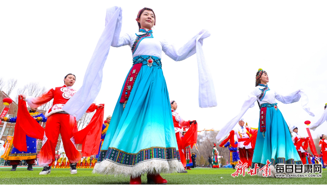 肃南县2026年社火表演现场欢歌载舞，为大家送上新春祝福。文中图片除署名外均为新甘肃·甘肃日报通讯员 王将摄