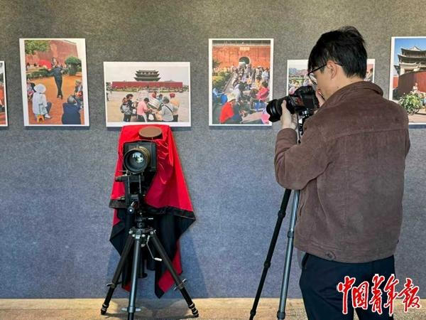 在云南建水县荒地影院举办的摄影展。中青报·中青网记者 张文凌/摄