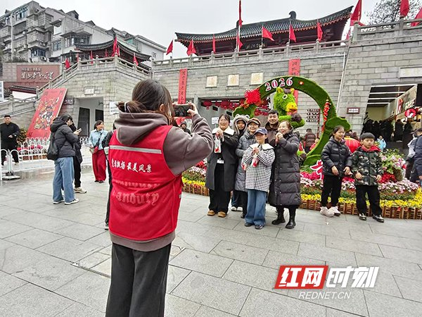 游客在岳麓山景区合影留念。
