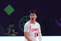 解说：从日本队的阵容来看 中国男篮的后卫线是明显占优势的