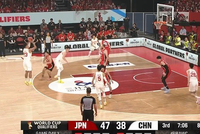 大将豪气胆边生！贺希宁兜到弧顶空位三分空心命中！打停日本！