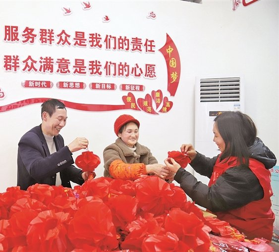 威信县龙溪社区的干部群众一起制作灯笼。曹馨心摄/光明图片