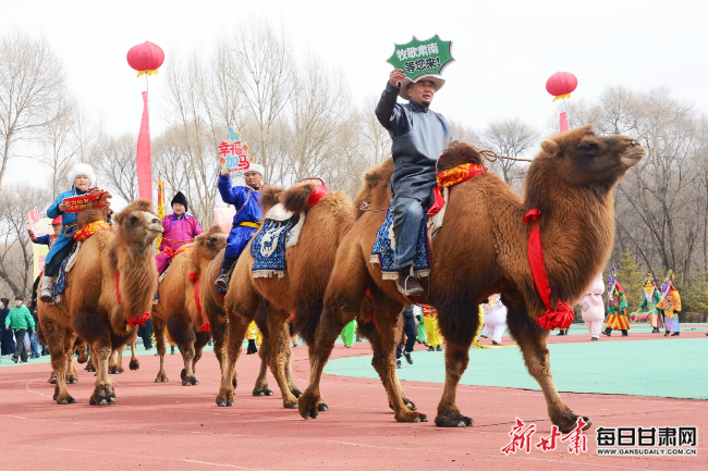 演员们不忘化身“旅游推荐官”，热情邀约八方宾客。新甘肃·甘肃日报记者 侯洪建摄