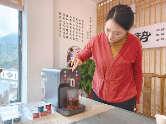 工作人员操作AI智能泡茶机。记者 张建波 摄