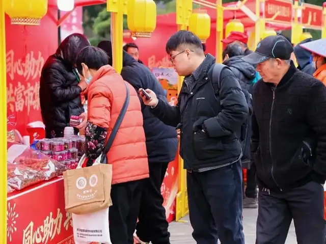 图为“同心助力 共富市集”现场市民正挑选年货。浙江省消费促进中心供图