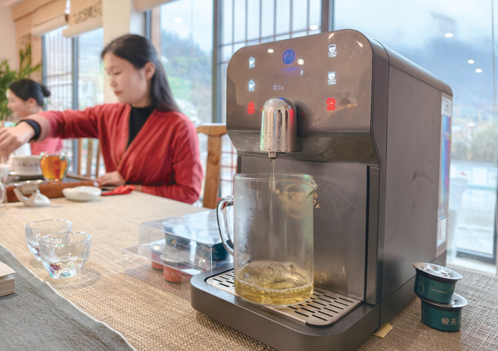 “AI泡茶师”把资深茶艺师的经验变成精准可控的标准服务。记者 张建波 摄