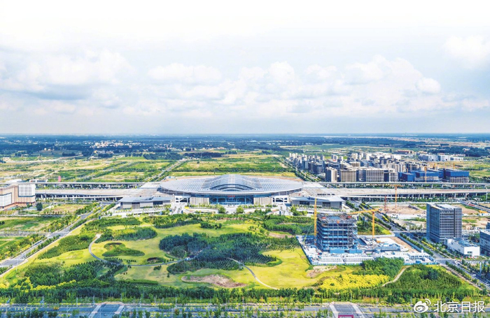 ​京雄城际高铁雄安站外一派欣欣向荣。 受访者供图