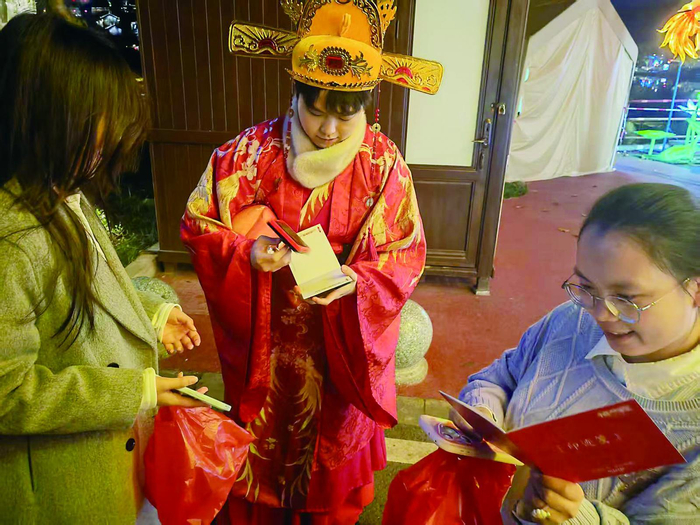     游客搜集“神仙”印章