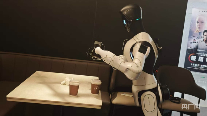 机器人“职员”正在进行桌面清洁工作训练(央广网记者 林馥榆 摄)