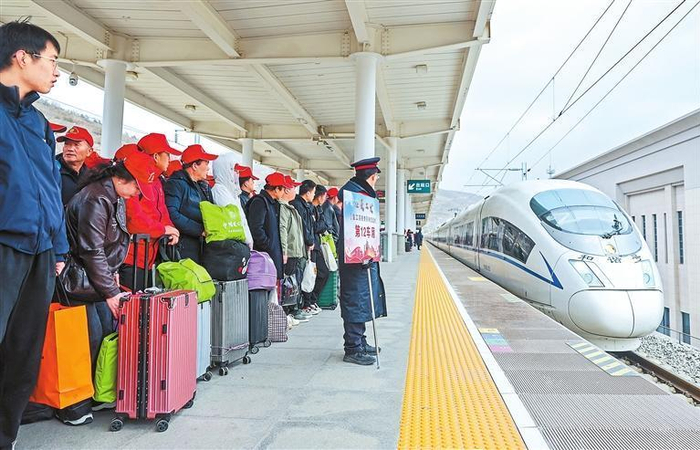     东西部劳务协作定西·青岛务工专列在定西北站发车。新甘肃·甘肃日报记者 冯乐凯