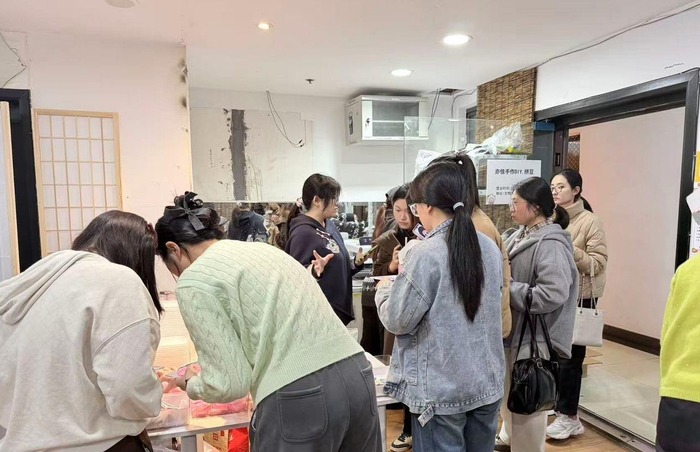 源源不断的客流。记者 戴佳轶 摄
