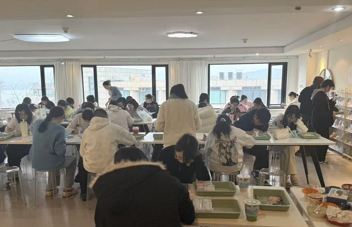 热闹的店铺。记者 戴佳轶 摄