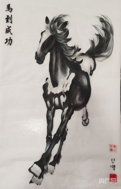 《马到成功》刺绣作品（央广网发  赵晓宇摄）