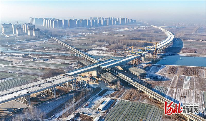 2025年12月23日，京雄高速二期上跨京广高铁转体桥完成转体。河北日报记者 李东宇摄