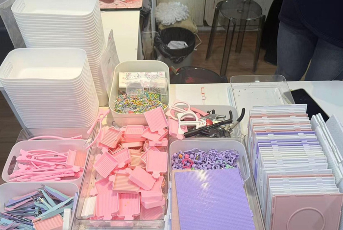 拼豆店里提供的拼豆工具。记者 戴佳轶 摄