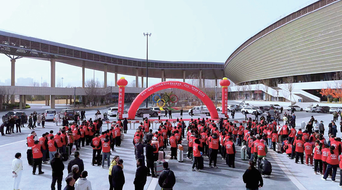 2月21日，平凉市体育运动公园北广场“点对点”务工输转发车仪式现场 钱彦虎 摄