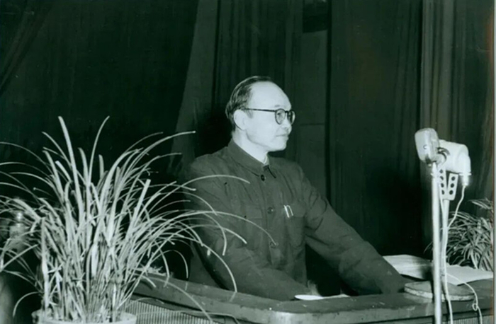 1958年，匡亚明在学校更名大会上讲话